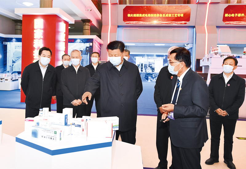 2021年10月26日，中共中央總書記、國家主席、中央軍委主席習(xí)近平在北京展覽館參觀國家“十三五”科技創(chuàng)新成就展。 新華社記者 謝環(huán)馳/攝