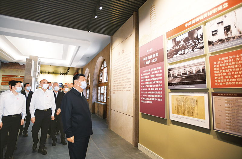2021年9月13日至14日，中共中央總書記、國家主席、中央軍委主席習(xí)近平在陜西省榆林市考察。這是14日上午，習(xí)近平在中共綏德地委舊址考察。 新華社記者 李學(xué)仁/攝